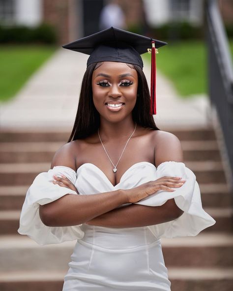 Graduation Poses For Women, Grad Photoshoot Poses, Graduation Headshots, Graduation Shoot, Grad Pictures, Graduation Photography Poses, Fotos Ideas, Grad Ideas, Graduation Poses