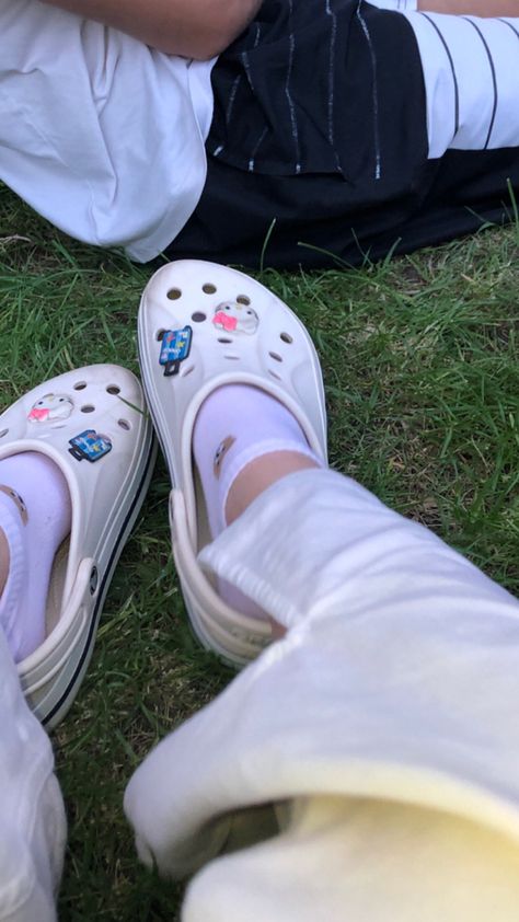 Crocs Outfit Aesthetic, Crocs Inspiration, Aesthetic Crocs, Sandal Aesthetic, Sandal Crocs, Sandals Aesthetic, Crocs Outfit, Fairy Grunge Aesthetic, Bmw Girl