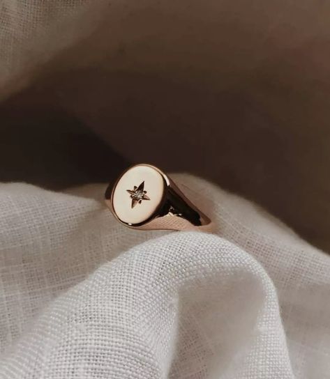 RUUSK (@ruusk) • Instagram photos and videos Women Gold Signet Ring, Signet Rings Women Vintage, Signet Rings Women Gold, Womens Signet Ring, Unique Diamond Wedding Bands, Pinky Signet Ring, Finger Band, Custom Signet Ring, Signet Rings Women