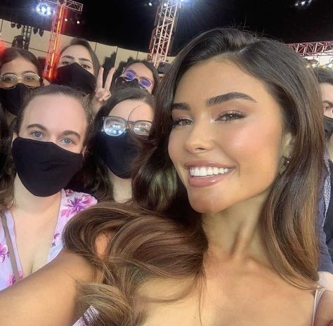 Madison Beer Fans, Madison Beer Sunglasses, Madison Beer With Fans, Madison Beer Vmas, Madison Beer Smile, Madison Beer Glasses, Madison Beer Rares, Madison Beer Aesthetic, Madison Beer Instagram