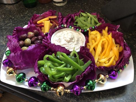 Mardi Gras Veggie Tray... Only Purple, Green and Yellow veggies allowed 😄 Mardi Gras Veggie Tray, Mardi Gras Vegetables, Mardi Gras Fruit Tray, Mardi Gras Buffet Table, Mardi Gras Teacher Appreciation, New Orleans Theme Party Food, Mardis Gras Decorations, Mardi Gras Themed Food, Mardi Gras Charcuterie Board Ideas