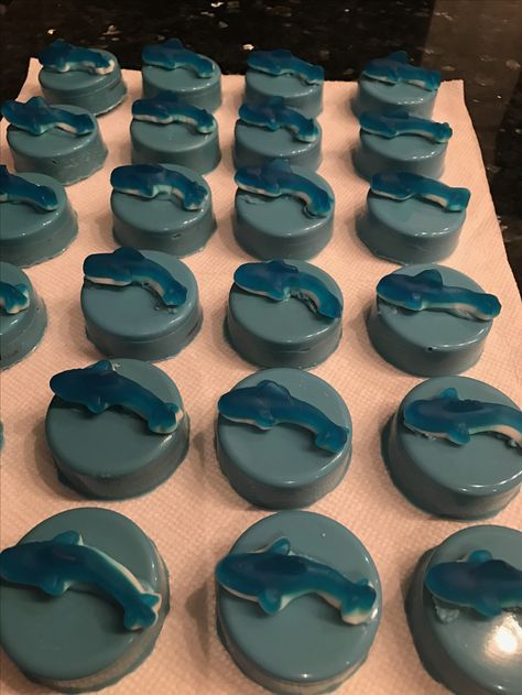 Chocolate Covered Oreos topped with Gummy Sharks for the Cheer Sport Sharks. Cheer Sport Sharks, Gummy Sharks, Chocolate Covered Treats, Shark Birthday Party, Covered Oreos, Shark Birthday, Chocolate Covered Oreos, Chocolate Strawberries, Pretzels