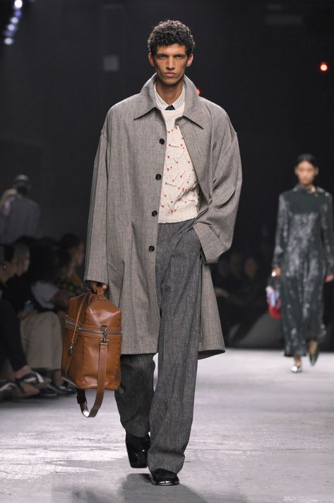 Male Runway Fashion, Male Runway, Bottega Veneta Men, Slacks Outfit, High Fashion Runway, Grey Slacks, Coat Outfits, Milan Fashion Week, World Of Fashion