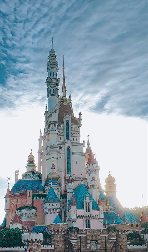 Hong Kong Disneyland new castle Disney Castles, Kingdom City, Disneyland Castle, New Castle, Hong Kong Disneyland, Disney Castle, Disney Wallpaper, Cologne Cathedral, Newcastle