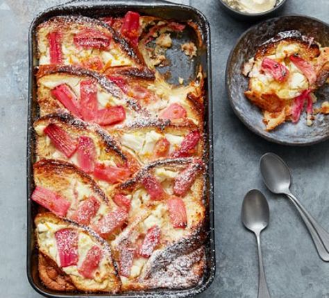 Rhubarb and ricotta bread & butter pudding Ricotta Bread, Challah Bread Pudding, Strawberry Ricotta, Butter Pudding, Caramel Pudding, Bread Soft, Bread And Butter Pudding, Challah Bread, Rhubarb Recipes