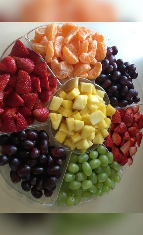 Fruits With Low Sugar, Fruit Platter Designs, Party Food Platters, Makanan Diet, Fruit Dishes, Healthy Food Motivation, Fruit Platter, Fruit Tray, Party Food Appetizers