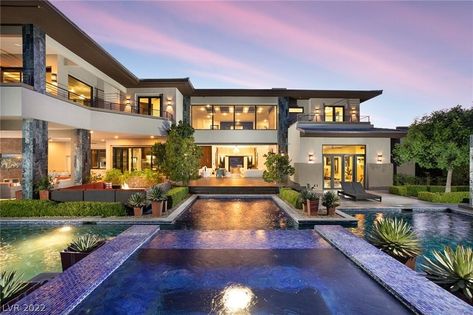 Las Vegas Mansions, Las Vegas Luxury, Modern Outdoor Kitchen, Gorgeous Houses, Garden Fire Pit, Million Dollar Homes, Luxury Amenities, Modern Mansion, Contemporary Luxury