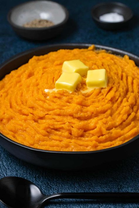 These vegan mashed sweet potatoes are so delicious! They're mixed with vegan butter and non-dairy milk for a classic, flavorful side dish. #vegan #plantbased | lovingitvegan.com Potatoes Easy Recipes, Vegan Mashed Sweet Potatoes, Vegan Sweet Potato Recipes, Vegan Sweet Potato Casserole, Mashed Sweet Potato, Veg Meals, Vegan Mashed Potatoes, Turnover Recipes, Macros Diet