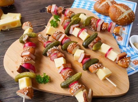 data-pin-description="Bunte Brotzeit-Spieße mit Laugengebäck, Bratwürstchen & Leberkäse sind ein tolles Oktoberfest Fingerfood. Zur Anleitung:" Oktoberfest Snacks, Oktoberfest Buffet, Party Platte, Picknick Food, Picknick Snacks, Fingerfood Ideas, Party Fingerfood, Party Essen, Brunch Inspiration