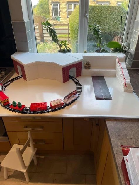 Christmas Village Train Display, Diy Christmas Village Platform With Train, Diy Mini Christmas Village, Xmas Village Display Ideas, Miniature Christmas Village Diy, Small Christmas Village Display Ideas Diy, Small Christmas Village Display, Christmas Village Display Ideas Layout, Christmas Village Set Up Ideas