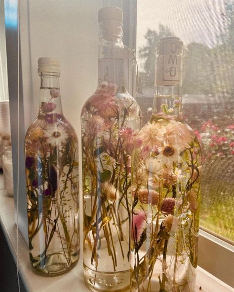 Reusing Wine Bottles, Wine Bottle Plants Ideas, Flowers In Bottles Wedding, Old Bottle Ideas, Flowers In Wine Bottles, Wine Bottle Decorating Ideas, Wine Bottle With Flowers, Repurpose Wine Bottles, Recycle Wine Bottles