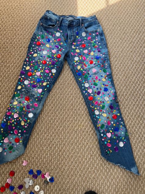 DIY denim Gem Jeans, Bejeweled Jeans, Jeans Decorados, Jewel Jeans, Thrift Upcycle, Custom Jeans Diy, Simple Glam, Bedazzled Jeans, Custom Outfits