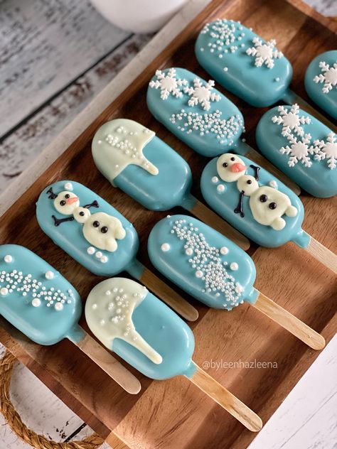 #cakesicles #cakepopsicle #frozen2cake Winter Cake Popsicles, Blue Christmas Desserts, Birthday Cakesicles Ideas, Fall Cake Popsicles, Winter Cakesicles, Frozen Cakesicles, Christmas Cakesicles Ideas, Cake Sicles Design, Christmas Cake Popsicles