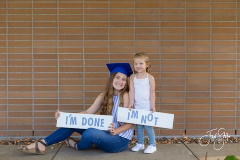 Brother And Sister Senior Photo Ideas, Sibling Senior Picture Ideas, Big Sister Little Sister Graduation Pictures, Graduation Pictures With Siblings, Cute Sister Pictures, Pretty Senior Pictures, Vpk Graduation, Senior 25, Kindergarten Photos