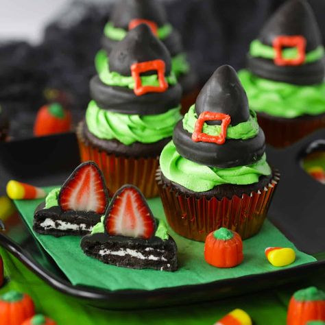 Oreo Witch Hats, Witch Hat Cupcakes, Halloween Themed Desserts, Halloween Pumpkin Cake, Hat Cupcakes, Strawberry Hat, Cupcake Piping, Oreo Cookies Dipped, Covered Strawberry