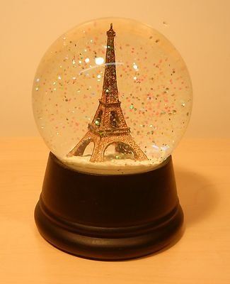 Love snowglobes!  The exact origin of the snow globe is unknown. But most experts believe the snow globe concept sprung from the paperweight. The first documented snow globe was an Eiffel Tower globe that appeared at the 1889 Paris Exhibition. Paris Snow, Waterless Snow Globe, Vintage Snow Globes, Globe Gift, Diy Snow Globe, Paris Decor, Water Globes, Christmas Snow Globes, The Eiffel Tower