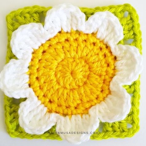 White Flower Granny Square – Free Crochet Pattern Crochet Cross Bag, Square Motif Crochet, Wiggly Crochet, Granny Square Motif, Granny Square Häkelanleitung, Crochet Pillow Patterns Free, Motifs Granny Square, Cute Crochet Patterns, Knitting Christmas