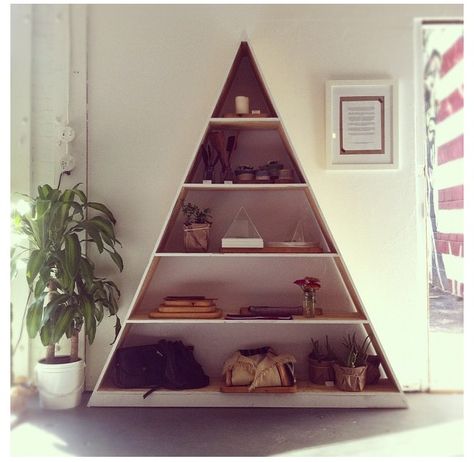 Triangle bookshelf. @alouise I'm definitely going to need Papa Bennett to help me out on this one... ;) Triangle Bookshelf, Minimalist Bookcase, Hippy Room, Modern Shelving, Diy Shelves, Pretty House, Front Room, Dream Bedroom, Bedroom Inspirations