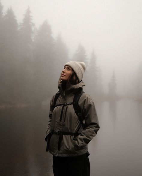 Hiking Outdoors Outfit, Stonehenge Outfit, Carefree Aesthetic Outfits, Hiking Fits Aesthetic, Mountain Look Outfit, Alaska Hiking Outfit, Pnw Outfit Aesthetic, Winter Hiking Outfit Women Cold Weather, Trekking Photography Poses