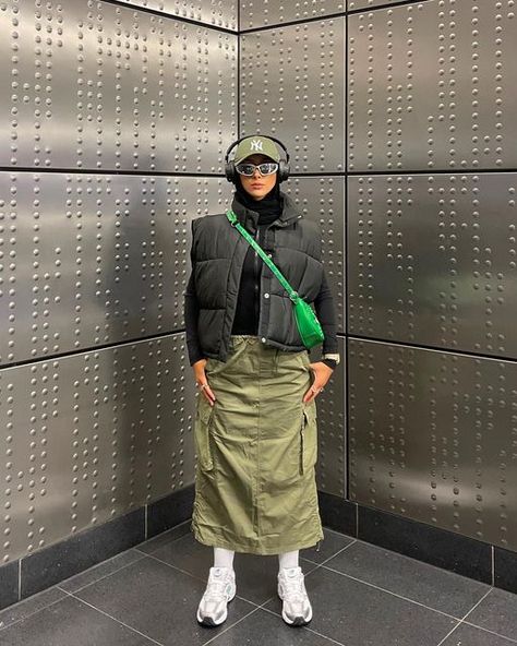 Cargo Skirt Outfit Hijab, Sneaker Fits, Cargo Skirt Outfit, Winter Hijab, Cargo Skirts, Skirt Ootd, Outfits Juvenil, Hijabi Fits, Modest Outfit