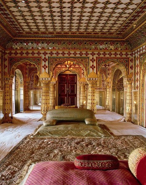 Rajasthan Style | by Laure Vernière and photographed by Anne Garde Royal Mughal Aesthetic, Indian Interiors, Indian Architecture, Rajasthan India, Ancient Architecture, Udaipur, Manor House, Incredible India, Laura Lee