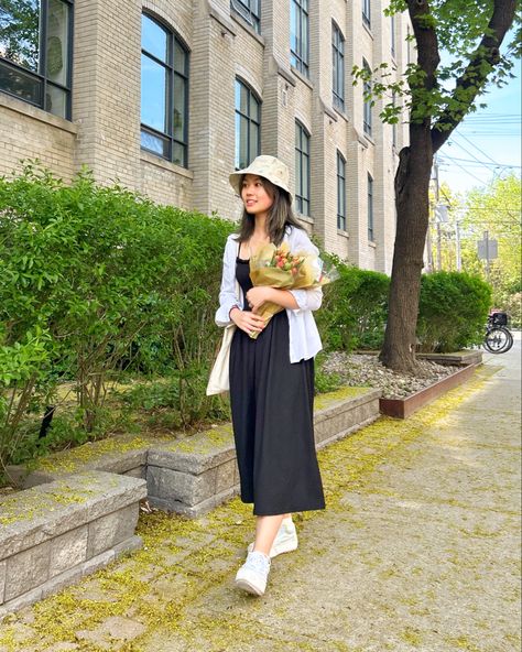 Flower Market Outfit, Bucket Hat With Dress, Style Vans Outfit, Bucket Hat Outfit Aesthetic, Button Up Dress Outfit, Outfit With Bucket Hat, Outfit Soft Girl, Aesthetic Walking, Walking Pose