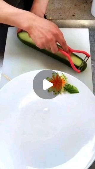 Vegetable Plate, Thanksgiving Dinner Menu, Amazing Food Decoration, Funny Hamsters, Food Artists, Food Hub, Vegetable Carving, Food Carving, Fruit Carving