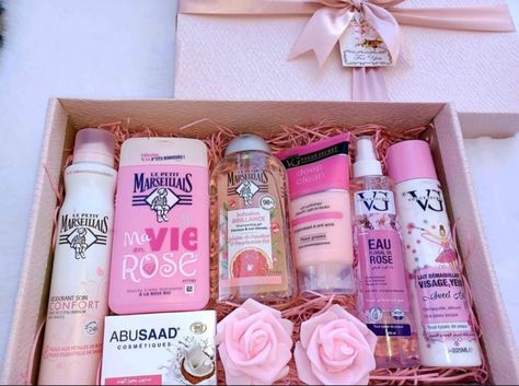 Beauty Gift Basket Ideas, Makeup Gift Box, Wedding Gift Hampers, Box Cadeau, Bride Preparation, Birthday Gifts For Boyfriend Diy, Diy Gift Set, Creative Birthday Gifts, Box Roses