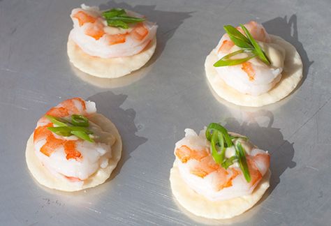 Spicy #shrimp bites! Try this shrimp with #wasabi mayo recipe! Roasted Garlic Cream Cheese, Food For Parties, Sara Moulton, Wasabi Mayo, One Bite Appetizers, Cracker Toppings, Gluten Free Puff Pastry, Dinner Favorites, Rice Crackers