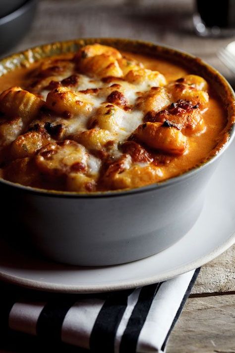 Baked gnocchi with bacon, tomatoes and mozzarella Gnocchi With Bacon, Tomatoes And Mozzarella, Tomato And Mozzarella, Baked Gnocchi, Bacon Tomato, Gnocchi Recipes, Think Food, Comfort Foods, Couscous