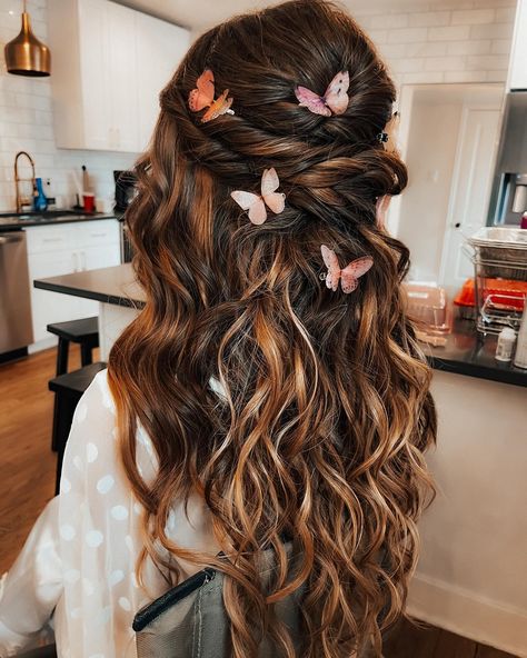 A real life fairytale ✨🤎 save this hair for the whimsical brides inspiration 🤩 butterfly’s or flowers in the hair can do absolutely no wrong and there is no changing my mind about that 🤣  This bridal half up half down hairstyle is prefect for the whimsical and boho brides. The style is created out of beachy waves, twists in the hair, and butterfly hair accessories. Wedding Hairstyles With Butterflies, Beachy Waves Half Up, Butterflies In Hair Hairstyles, Half Up Half Down Hair Accessories, Wedding Hair With Butterflies, Whimsical Bridal Hair, Bridal Half Updo, Butterfly Wedding Hair, Fairytale Hairstyles