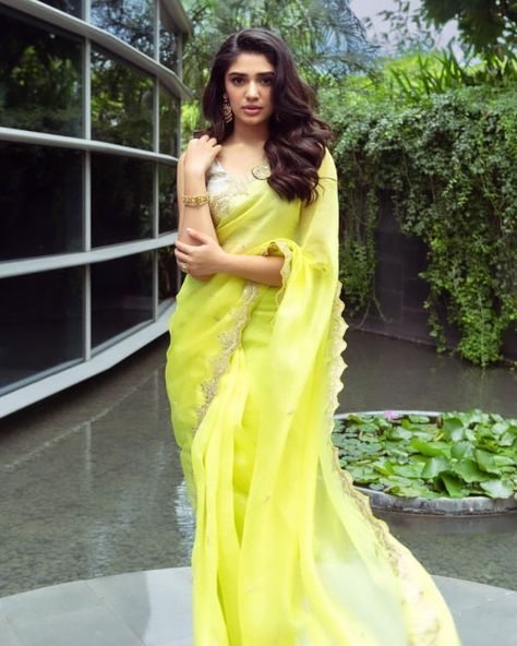 "Captivating Krithi Shetty: Explore the Hottest Images of the Rising Star!" Kriti Shetty, Saree Looks, Krithi Shetty, Simple Saree Designs, Arabian Beauty Women, Glamour Beauty, Saree Photoshoot, B Fashion, Elegant Saree