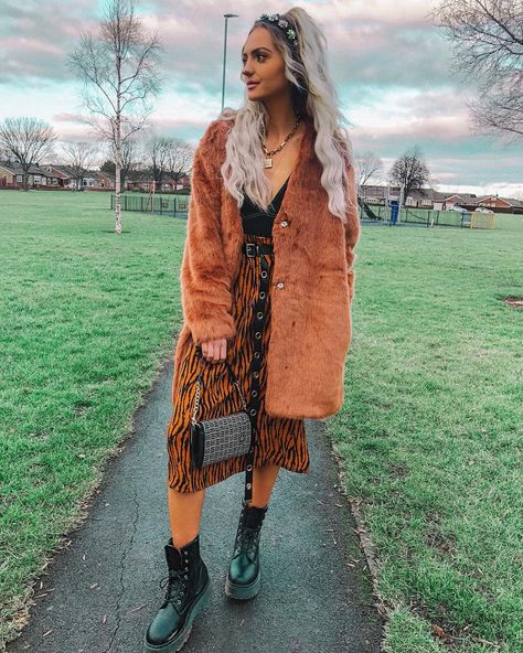 AMY HALLIMOND👼🏼 on Instagram: “Freshhhh January walks 🧚‍♀️🌿🌷✨ Followed by some Yummmy Food & drinks in the cutest country pub 🥂🥑🥨🍳🍇🧀🥖🥘🍓... 2019 is all about the Balance…” Amy Hallimond, Country Pub, Cute N Country, Food Drinks, The Balance, The Cutest, Fur Coat, Sweater Dress, Walking