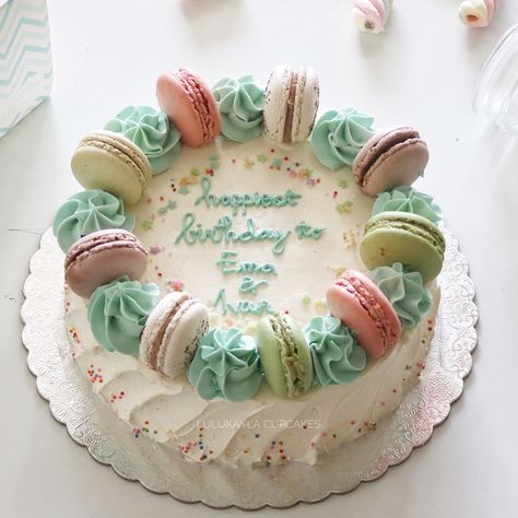 Macaron cake Macaron Decorated Cake Ideas, Mini Cakes With Macarons, Macroon Cake Decor, Maccarone Cake, Cakes With Macarons On Top, Macaron Cake Decoration, Macaroon Birthday Cake, Macaron Birthday Cake, Macarons Ideas