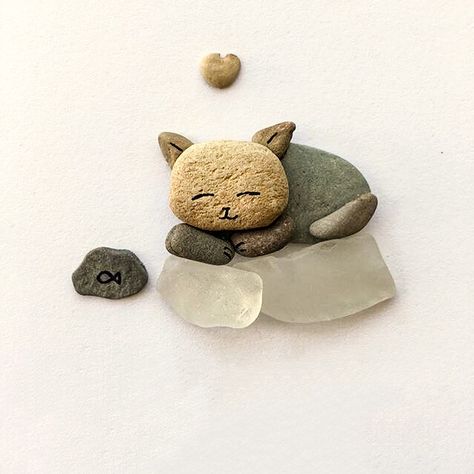 Pebble Art Cats Ideas, Cat Rock Art Pictures, Stone Cat Art, Animal Pebble Art Ideas, Seaglass And Pebble Art, Cat Stone Art, Stone People Pebble Art, Cat Pebble Art Ideas, Seashell Cat Craft