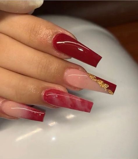 𝗥𝗲𝗱 𝗔𝗰𝗿𝘆𝗹𝗶𝗰𝗮 𝘄/ 𝗚𝗼𝗹𝗱 𝗙𝗹𝗮𝗸𝗲𝘀 Burgundy Nails Coffin, Pink And Burgundy Nails, Gold Flake Nails, Acrylic Nails Red, Nail Art Rouge, Maroon Nail, Burgundy Acrylic Nails, Burgundy Nail Designs, Acrylic Nail Designs Coffin