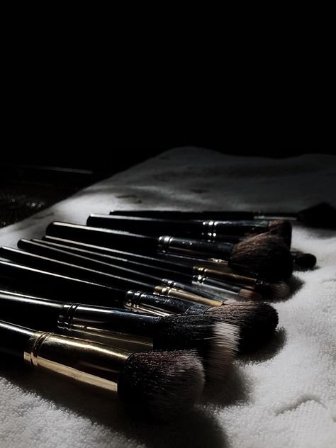 Professional Makeup Artist Kit, Makeup Studio Decor, Instagram Makeup Artist, Makeup Backgrounds, Makeup Artist Branding, Beauty Careers, Instagram Feed Planner, Black And White Instagram, Makeup Eyeshadow Palette