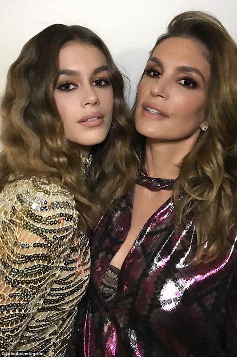 Cindy Crawford told daughter Kaia to never pluck her brows | Daily Mail Online Celebrity Daughters, Cindy Crawford Daughter, Mom Beauty, Heather Locklear, Famous Moms, Lisa Bonet, Toni Garrn, Christie Brinkley, Anja Rubik