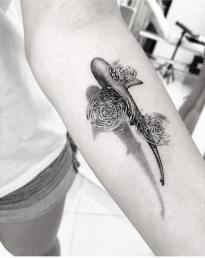 Amazingly realistic top down shark tattoo with water ripples on the arm | www.otziapp.com Hai Tattoo, Natur Tattoo Arm, Mangas Tattoo, Sea Tattoo, Whale Tattoos, Shark Tattoo, Ocean Tattoos, Shark Tattoos, Top Tattoos