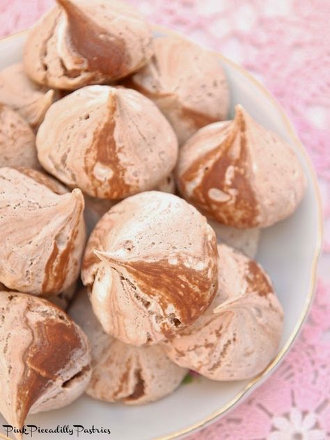 Nutella Meringue Kisses Meringue Cookie Recipe, Meringue Desserts, Meringue Recipe, Meringue Kisses, Fine Dining Recipes, Meringue Cookies, Molecular Gastronomy, Pavlova, Macaroons