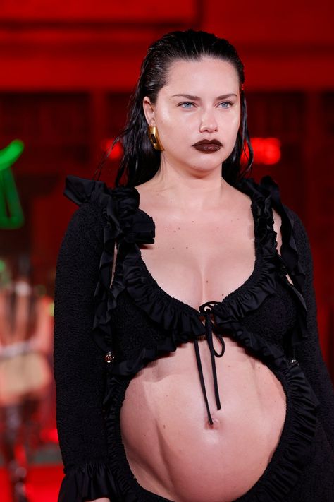 Adriana Lima Pregnant, Revealing Outfit, Black High Boots, Wang Dress, Gisele Bündchen, Video Photo, Girl Celebrities, Pregnant Belly, Victoria Secret Fashion Show