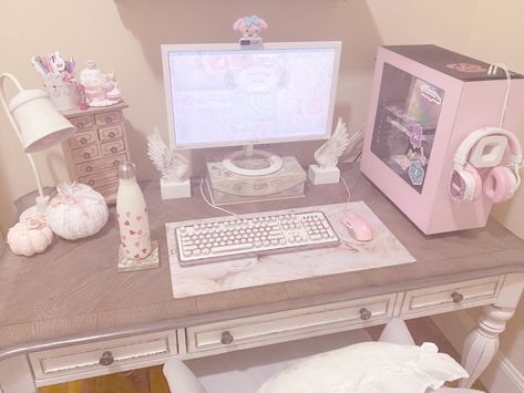 Pc Setup Kawaii, Cozy Pc Setup Pink, Coquette Gaming Setup, Fashion Cottagecore, Harajuku Anime, Pink Games, Otaku Room, Dark Academia Clothes, Gamer Room Decor