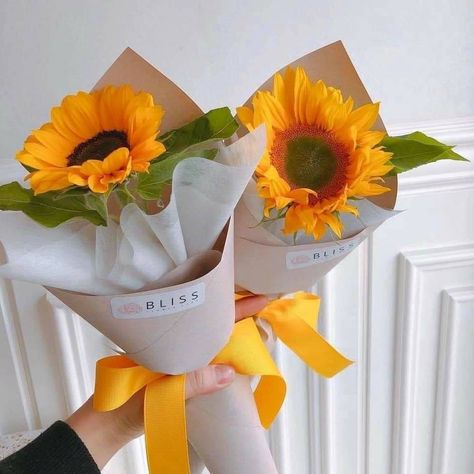 Single Flower Bouquet, Diy Bouquet Wrap, Sunflower Pictures, Flower Bouquet Diy, Flower Box Gift, Flower Gift Ideas, Gifts Wrapping Diy, Sunflower Bouquets, Floral Arrangements Diy