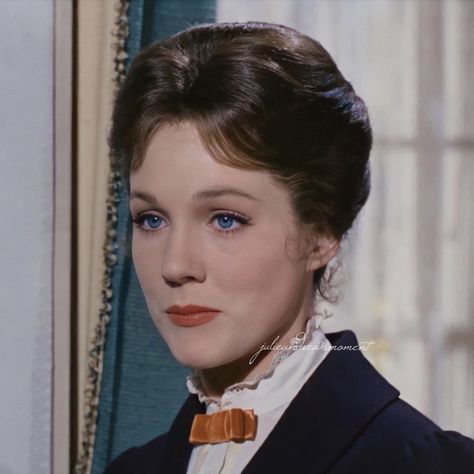 Julie Andrews Mary Poppins, Mary Poppins 1964, Peter And The Starcatcher, Theatrical Makeup, Julie Andrews, Stage Makeup, Old Disney, Julia Roberts, Mary Poppins