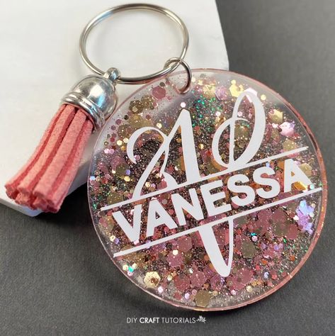 Diy Resin Keychain, Vinyle Cricut, Cricut Art, Keychain Resin, Idee Cricut, Using Cricut, Keychain Craft, Resin Crafts Tutorial, Monogram Keychain