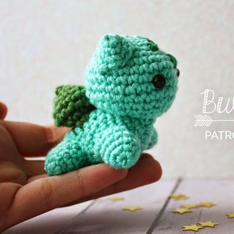 Imagen ficha Bulbasaur Pokemon, Pokemon Crochet Pattern, Crochet Pokemon, Felted Crochet, Pokemon Pattern, Free Pattern Download, Crochet Dinosaur, Crochet Dragon, Yarn Projects