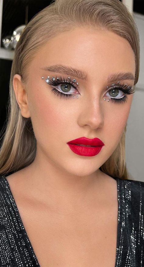 New Year’s Eve Makeup Look, Creative Christmas Makeup Ideas, New Year Eve Makeup, Glam Christmas Makeup, Christmas Makeup Art, New Year Makeup Ideas, Creative Christmas Makeup Looks, Christmas Glam Makeup, Holiday Party Makeup Tutorial