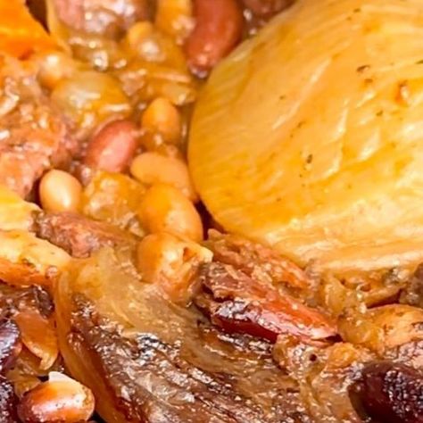 Sivan's Kitchen on Instagram: "RECIPE BELOW ⬇️ Shabbat chamin for when the weather gets cooler ☁️ chamin also known as cholent, is an overnight baked pot full of beans, meat, potatoes, and eggs 😋 FYI-it is traditional to bake your eggs inside the same pot as all the other ingredients, however i choose to bake them overnight in a separate pot along side the chamin. You can also add bone marrow as well. Recipe yields about 12-15 people Ingredients for your chamin: •about 32 oz. of dried mixed beans (i use garbanzo, white and kidney beans) soaked overnight in a large bowl with plenty of water. •2.5 pounds of chuck meat •2 whole onions plus 2 onions chopped for frying •4 large sweet potatoes peeled and left whole •5 white potatoes peeled and left whole •2 full heads of garlic •2 he Sivan's Kitchen, Potatoes And Eggs, Garlic Head, White Potatoes, Bone Marrow, Peeling Potatoes, Kidney Beans, 5 Pounds, Sweet Potatoes