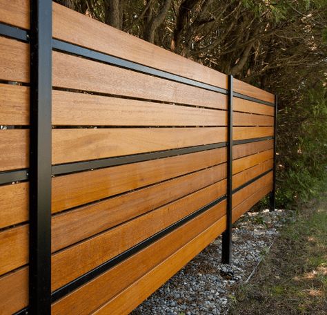 Gard Modern, Backyard Privacy Fence, Backyard Fence Decor, Fence Design Ideas, Modern Fence Design, Privacy Fence Designs, Hardwood Decking, Front Fence, Cheap Backyard