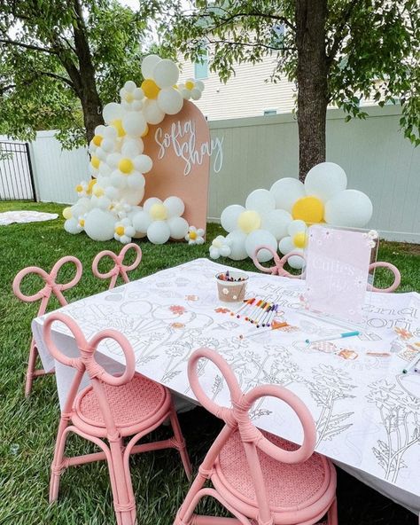 Kids Backyard Birthday Party, Birthday Party Set Up Ideas, Coloring Station, Christmas Table Covers, Cake Balloons, Backyard Birthday Parties, Daisy Party, Backyard Birthday, Birthday Party Set